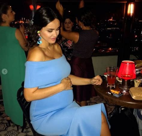 8­ ­a­y­l­ı­k­ ­h­a­m­i­l­e­ ­Z­e­y­n­e­p­ ­D­e­m­i­r­e­l­ ­b­i­k­i­n­i­ ­g­i­y­d­i­